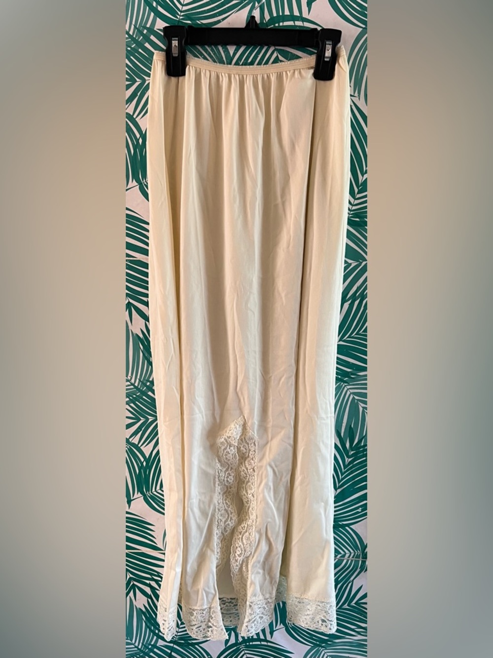 Vassarette Pale Cream Nylon Half Slip skirt with Lace Edge sz M vintage